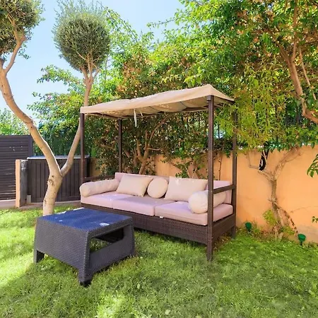 Adosado Con Jardin En Xalets De * Salou