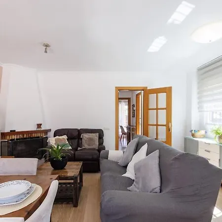 Adosado Con Jardin En Xalets De * Салоу